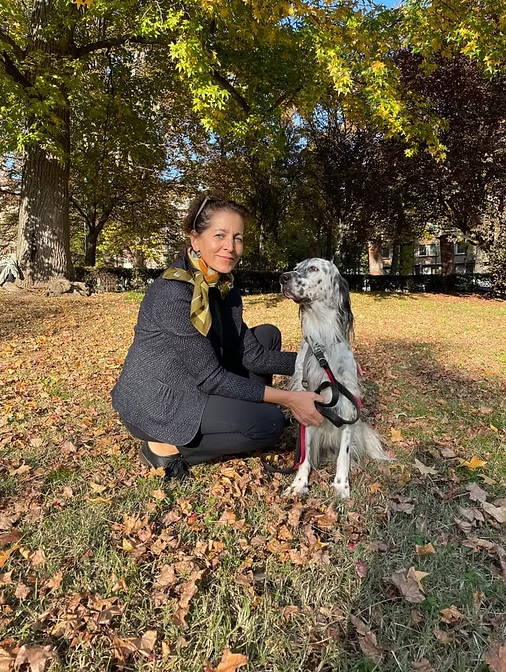 La dottoressa Elena Cirlig con un cane al parco