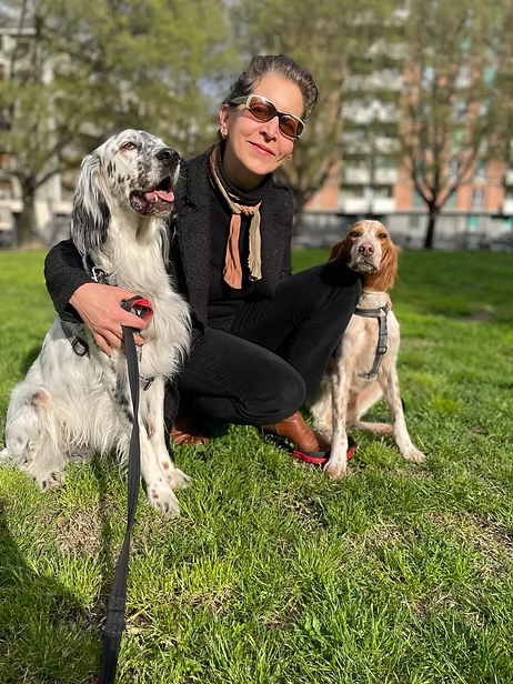 La dottoressa Elena Cirlig con due cani